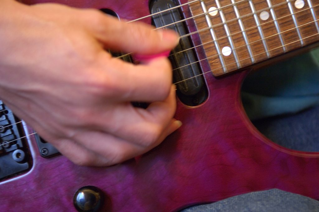 tocar guitarra rápido