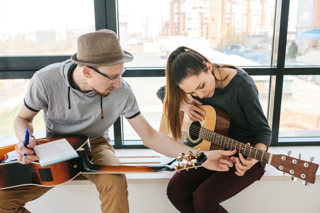tocar guitarra pode te aproximar das pessoas
