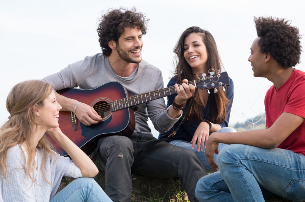 tocar guitarra pode te aproximar das pessoas